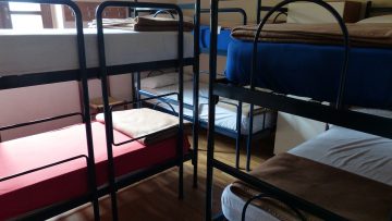 łóżka piętrowe z barierką
