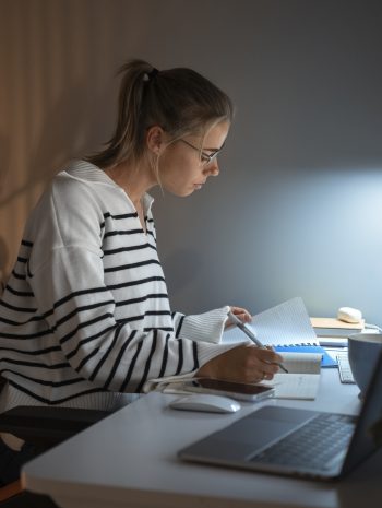 cyberbezpieczenstwo - kobieta pracujaca do pozna