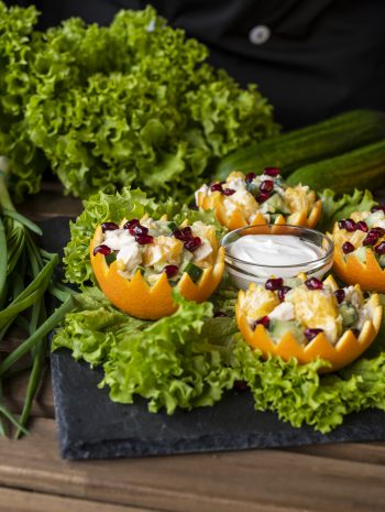 Wegetariański posiłek na desce, doskonały wybór w cateringu wegetariańskim.