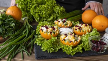 Wegetariański posiłek na desce, doskonały wybór w cateringu wegetariańskim.