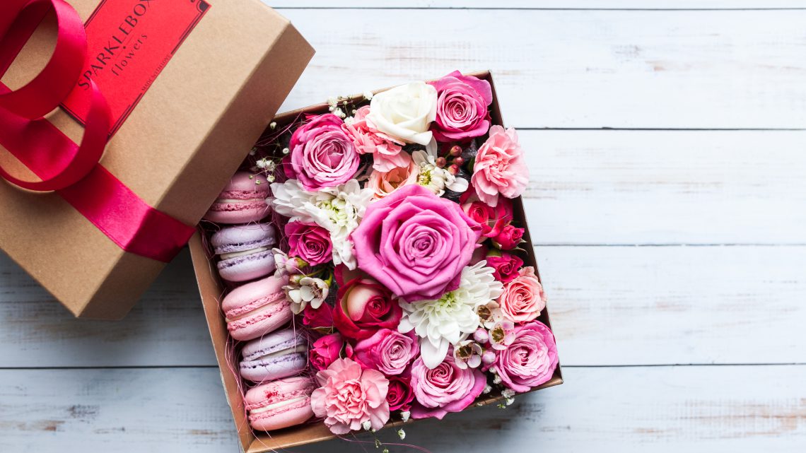Pięknie zapakowany flower box z różami, idealny na wyjątkowe okazje w Wrocławiu.