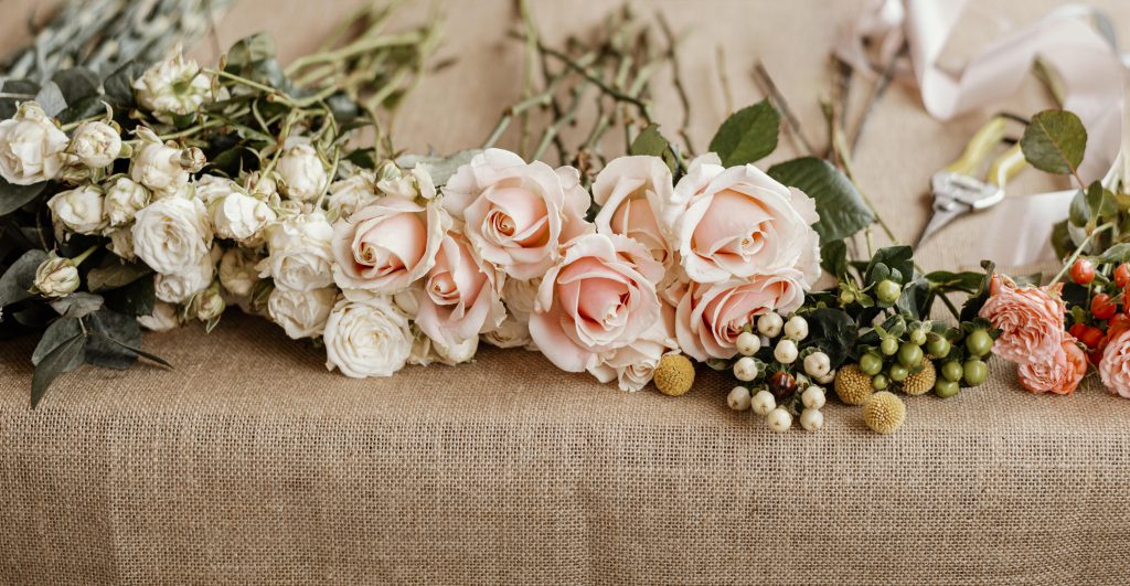 Elegancki flower box z kwiatami, idealny prezent z Wrocławia, pełen delikatnych róż i frezji