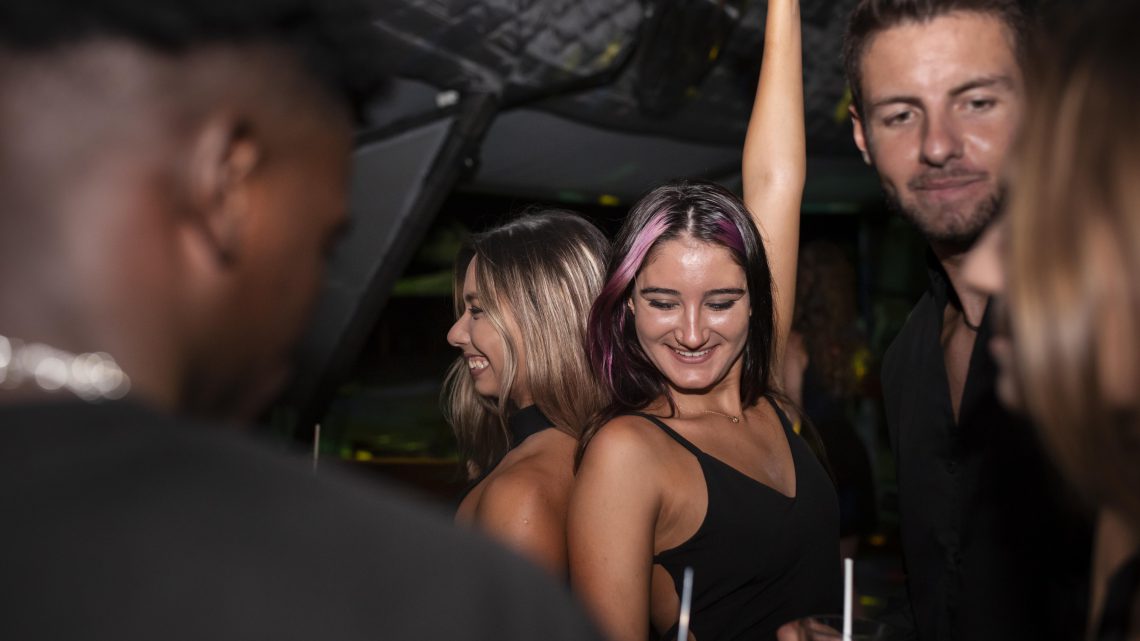 Tancerka na scenie podczas występu w ekskluzywnym Gentlemen’s club Kraków