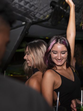 Tancerka na scenie podczas występu w ekskluzywnym Gentlemen’s club Kraków