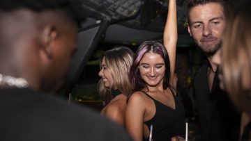 Tancerka na scenie podczas występu w ekskluzywnym Gentlemen’s club Kraków