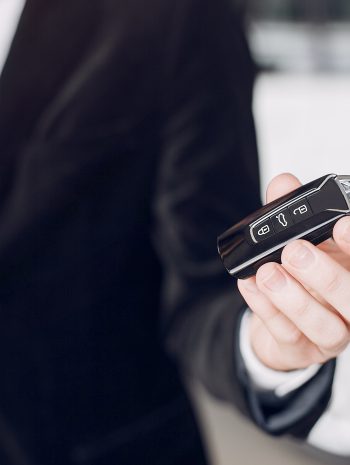 Zbliżenie na kokpit samochodu z oferty wypożyczalnia samochodów luksusowych Katowice – jakość, klasa i innowacja w jednym.