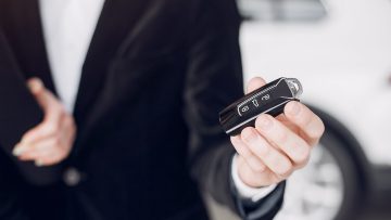 Zbliżenie na kokpit samochodu z oferty wypożyczalnia samochodów luksusowych Katowice – jakość, klasa i innowacja w jednym.
