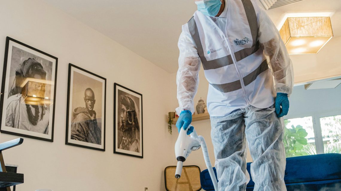 Pracownik wykonujący odszczurzanie w Krakowie