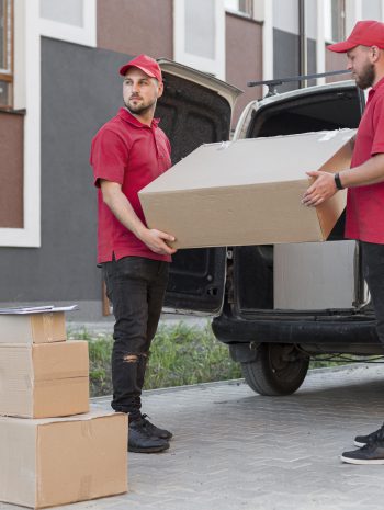 Ekipa przeprowadzkowa zabezpiecza meble – transport mebli Warszawa