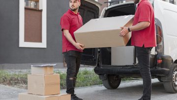 Ekipa przeprowadzkowa zabezpiecza meble – transport mebli Warszawa