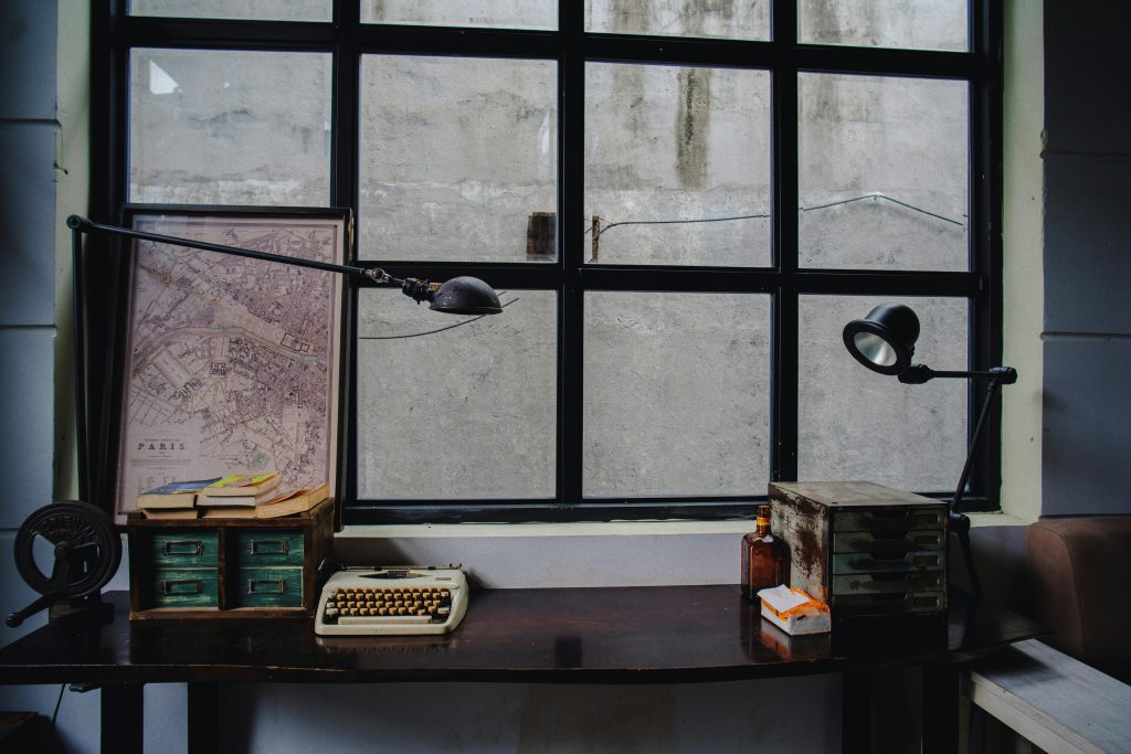 Biurko vintage przy oknie