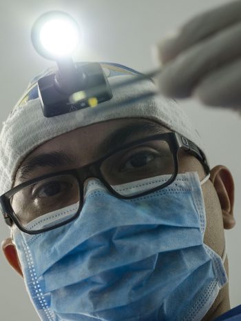 Pacjent w trakcie laserowej korekcji wzroku – poznaj szczegóły i ceny zabiegów.