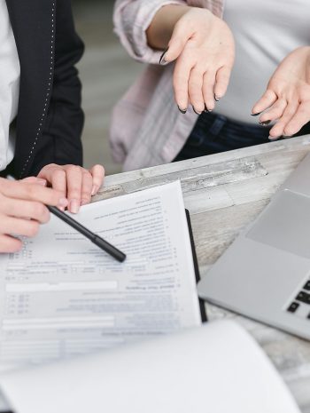 Osoba robiąca karierę w finansach