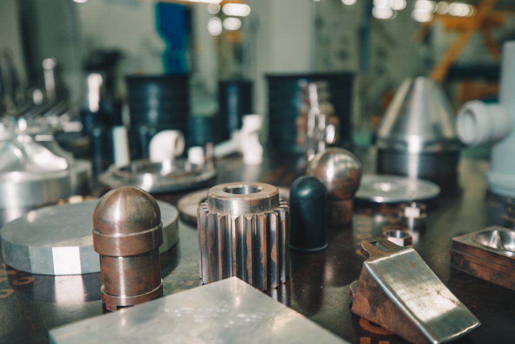 Produkcja wyrobów metalowych do urządzeń fabrycznych – precyzyjne części do maszyn przemysłowych.


