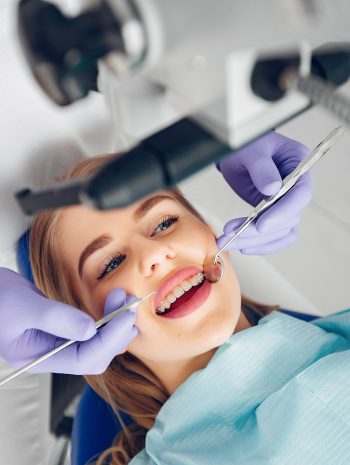 Profesjonalny dentysta w Krakowie wykonuje przegląd stomatologiczny.