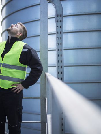 Zbiorniki stalowe na wodę podczas instalacji – rozwiązanie dla przemysłu i samorządów.
