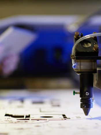 Głowica lasera tnącego podczas pracy w zakładzie przemysłowym – cięcie laserowe metalu