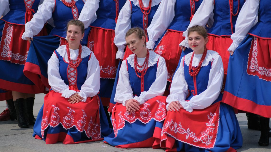 Kobiety ubrane w koszulki damskie z haftem.