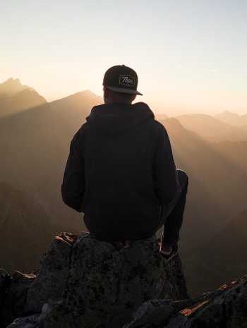 Osoba ubrana w spodnie góralskie męskie