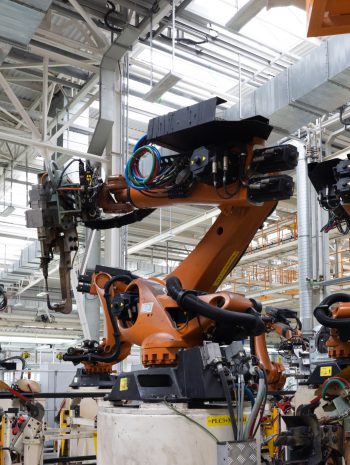 Sterowniki PLC – proces programowania w zrobotyzowanej linii produkcyjnej.