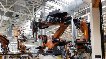Sterowniki PLC – proces programowania w zrobotyzowanej linii produkcyjnej.