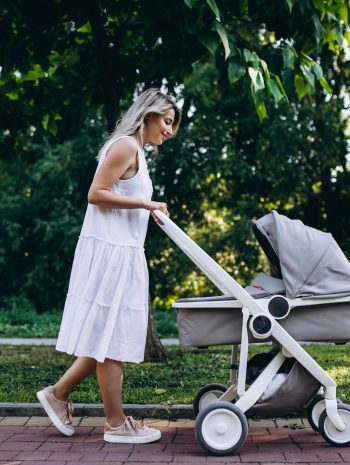 Wózek 2w1 - mama na spacerze z dzieckiem leżącym w wózku 2w1