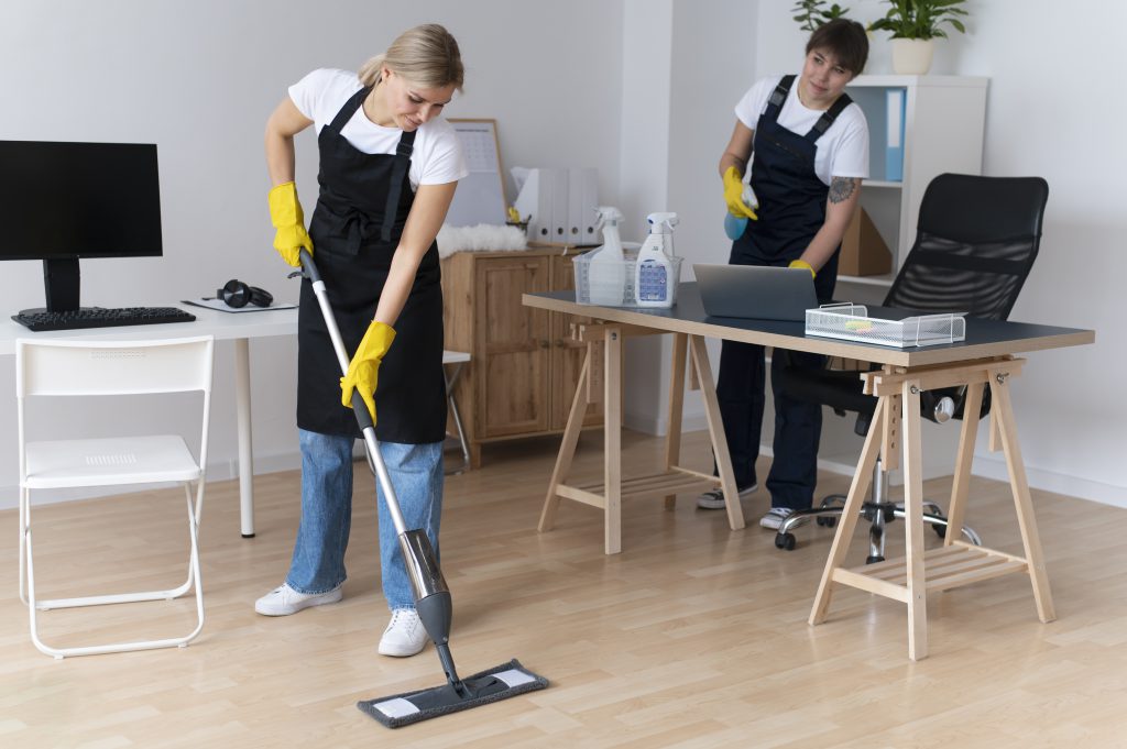 Osoby zajmujące się sprzątaniem biura z wykorzystaniem Mopclin system