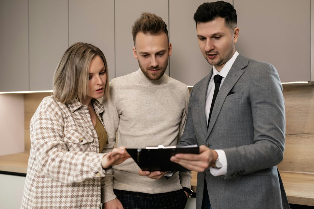 Rozmowa o możliwościach inwestycyjnych dla firm z doradcą finansowym w domu maklerskim.


