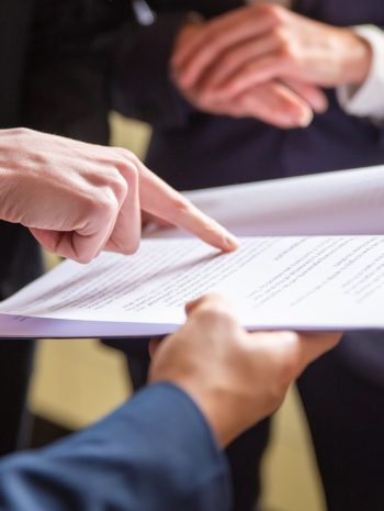 Biurko z dokumentami urzędowymi – tłumaczenia przysięgłe we Wrocławiu