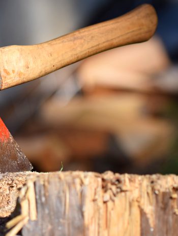 Kraków axe throwing – siekiera rzucona w kawałek drewna