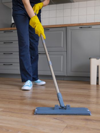 Osoba mopuje podłogę w biurze przy użyciu technologii MopClin System