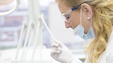 Piaskowanie zębów Kraków – nowoczesna metoda dla zdrowego i lśniącego uśmiechu