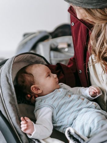 bezpieczne dziecko w wózku obok matki